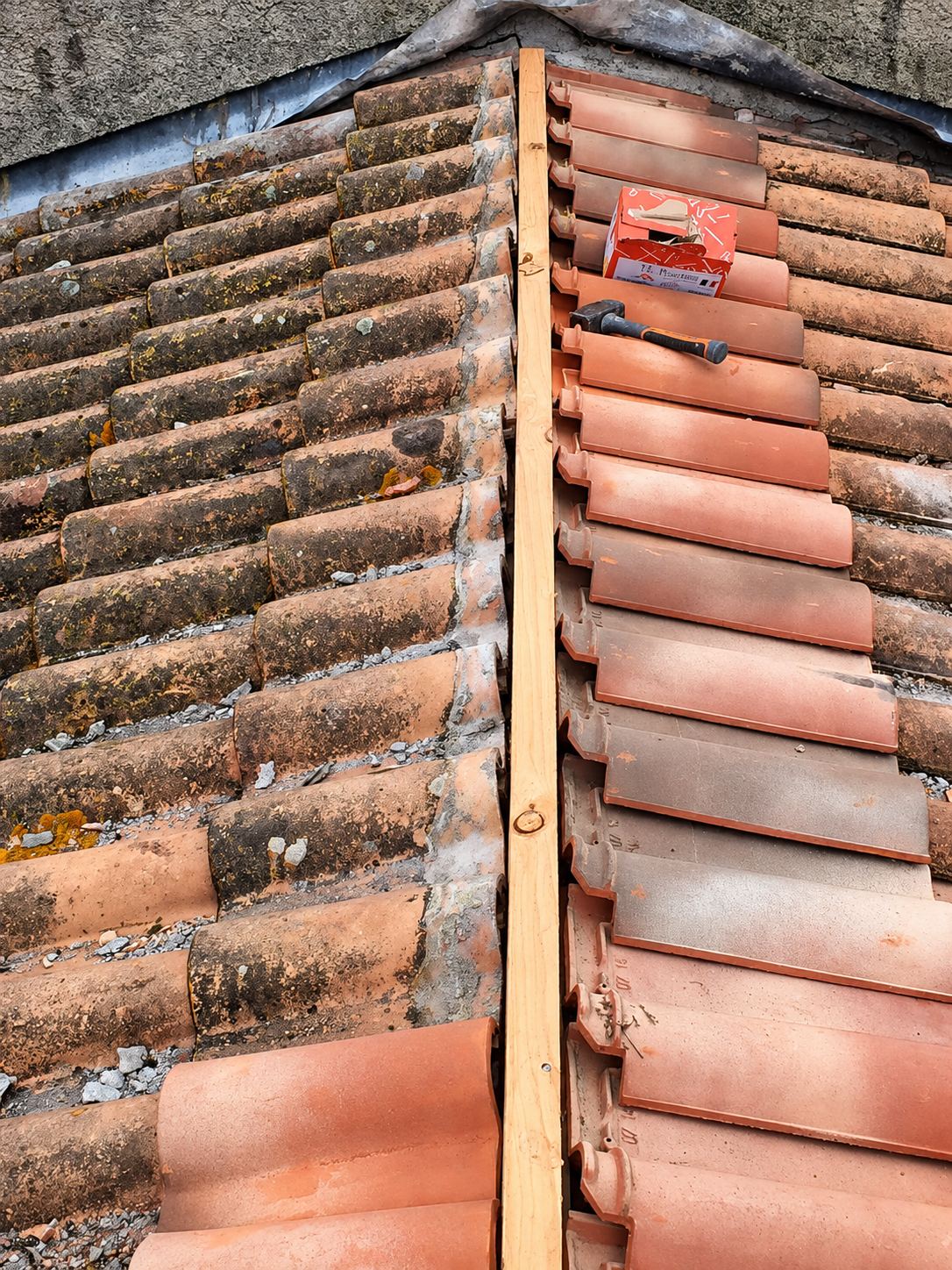 Toiture en rénovation : tuiles canal anciennes à gauche, tuiles neuves posées sur liteaux à droite.